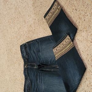 Denim cropped jeans with embroidery